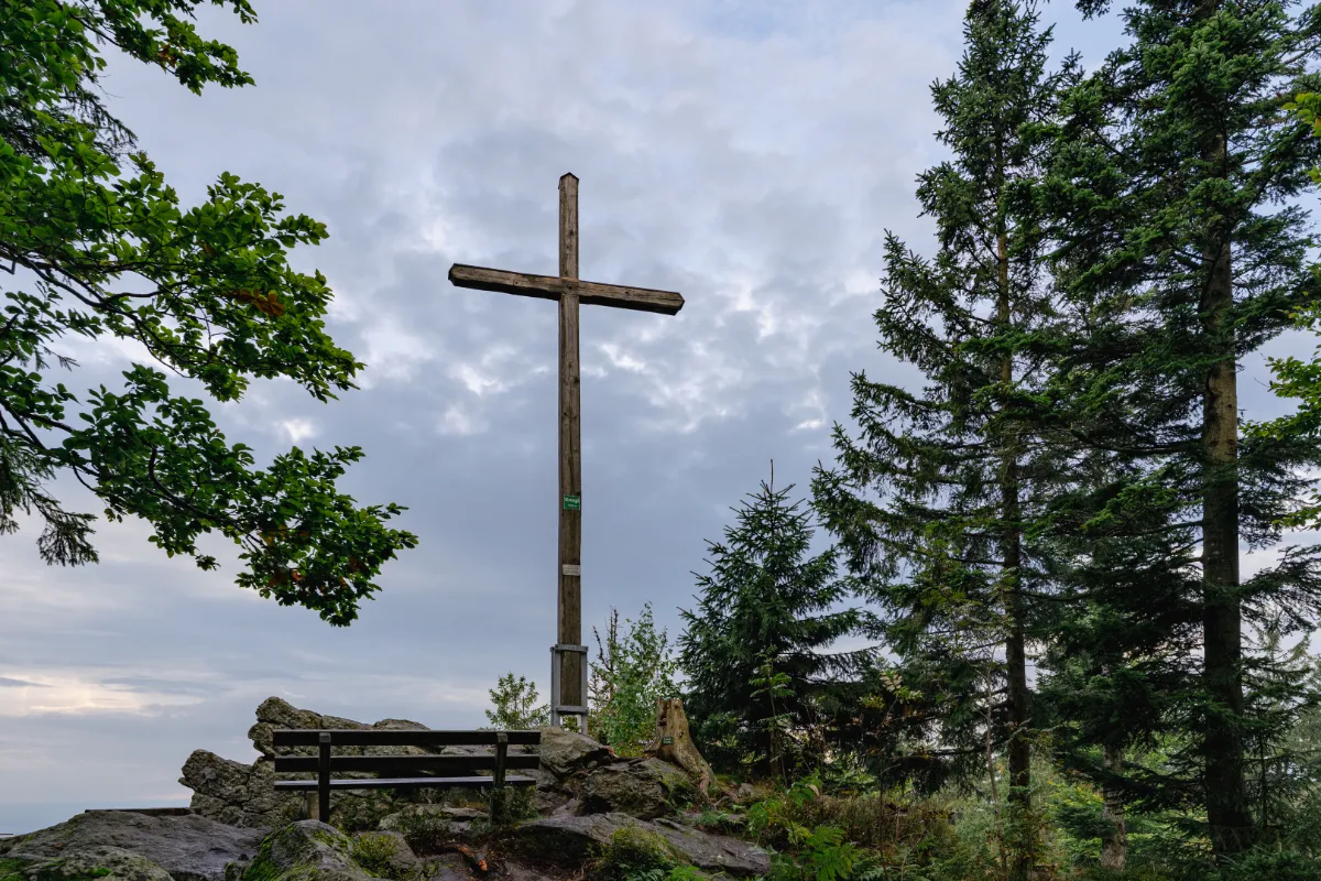 Am Gipfel: Holzkreuz und Weitblick zur Donau