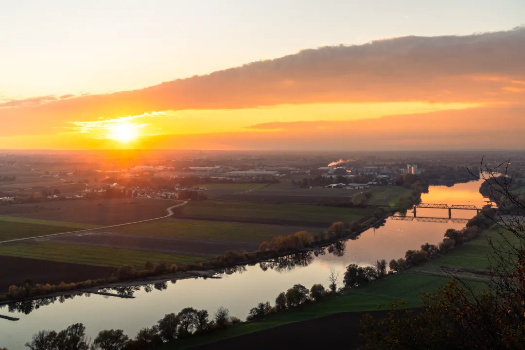 Bogenberg bei Sonnenuntergang mit der Donau