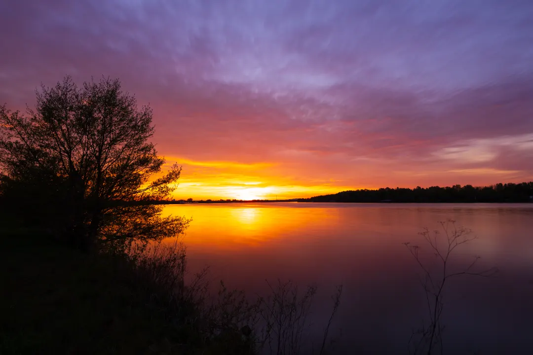 Donau bei Sonnenuntergang bei der Schleuse Straubing