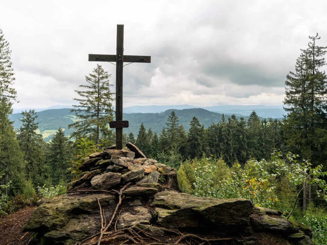 Hadriwa Höhenweg mit Gipfelkreuz und Aussichtspunkt im Bayerischen Wald