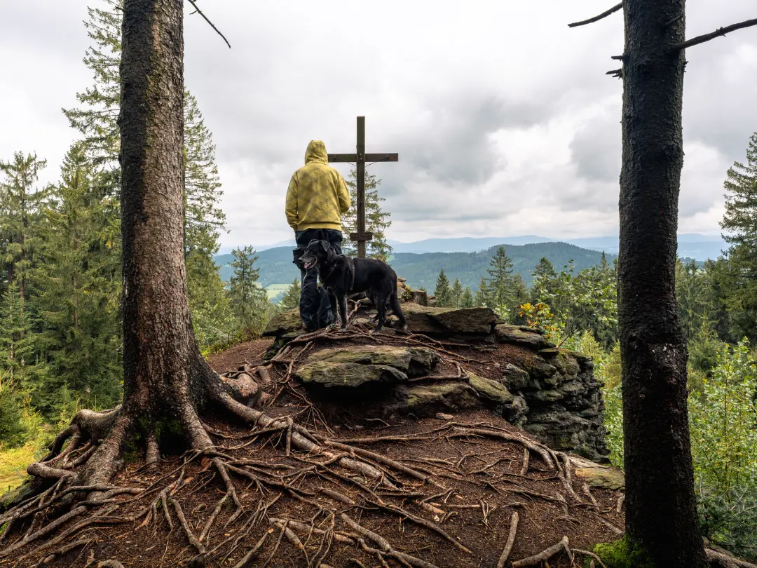 Hadriwa Höhenweg mit Gipfelkreuz und Aussichtspunkt im Bayerischen Wald